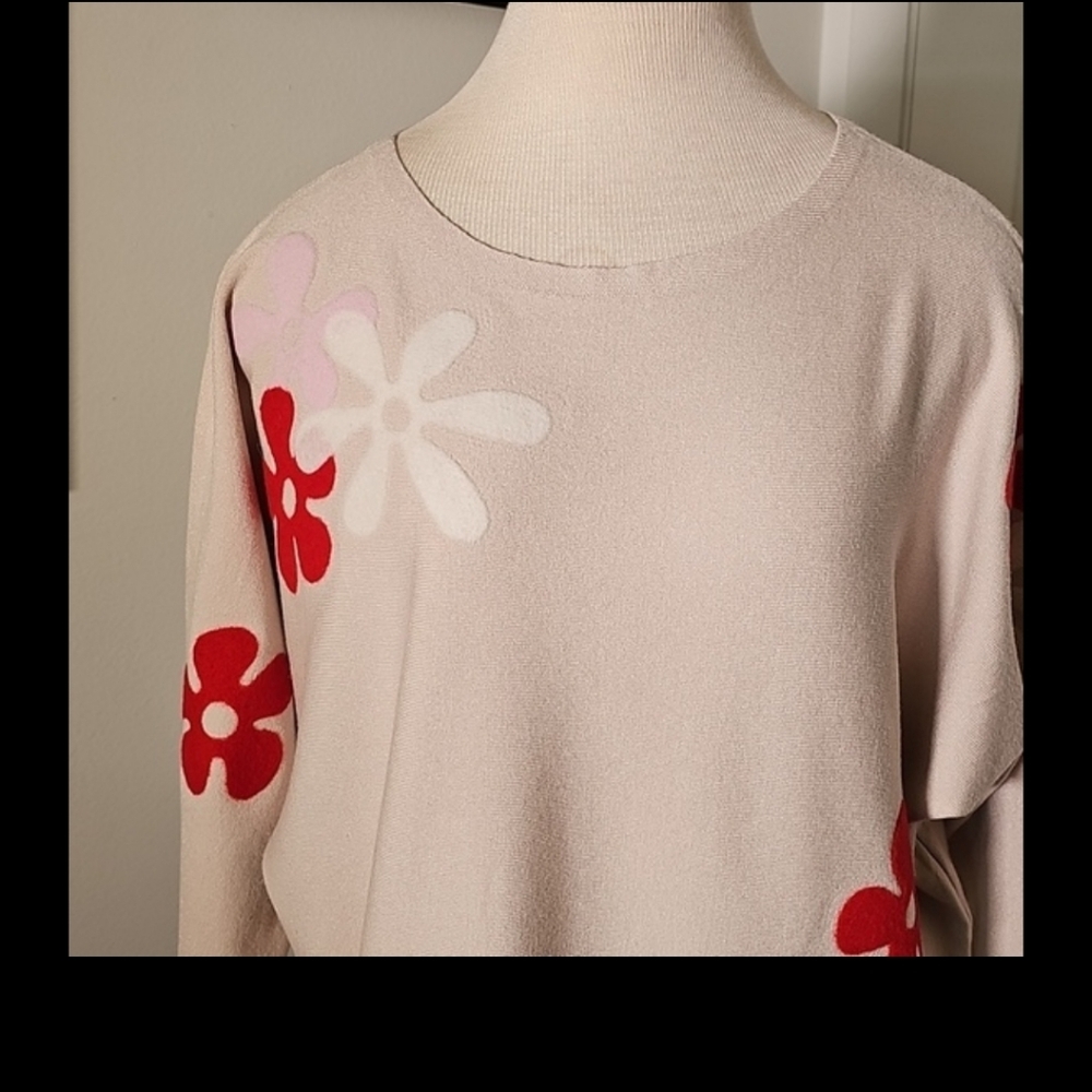 Floral Patterned Beige Top.‎ Super Soft Fun Lighweight Sweater. XL